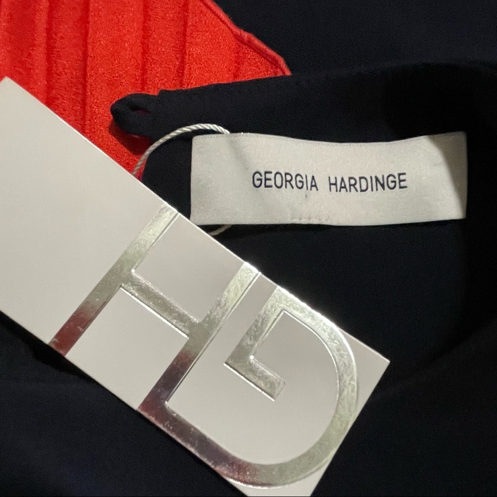 Elegant Navy and Red Pleated Dress - Picture 7 of 7